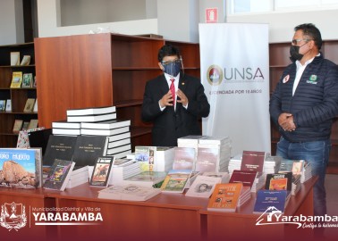 MUNICIPALIDAD DE YARABAMBA RECIBIÓ DONACIÓN DE LIBROS POR PARTE DE LA UNSA